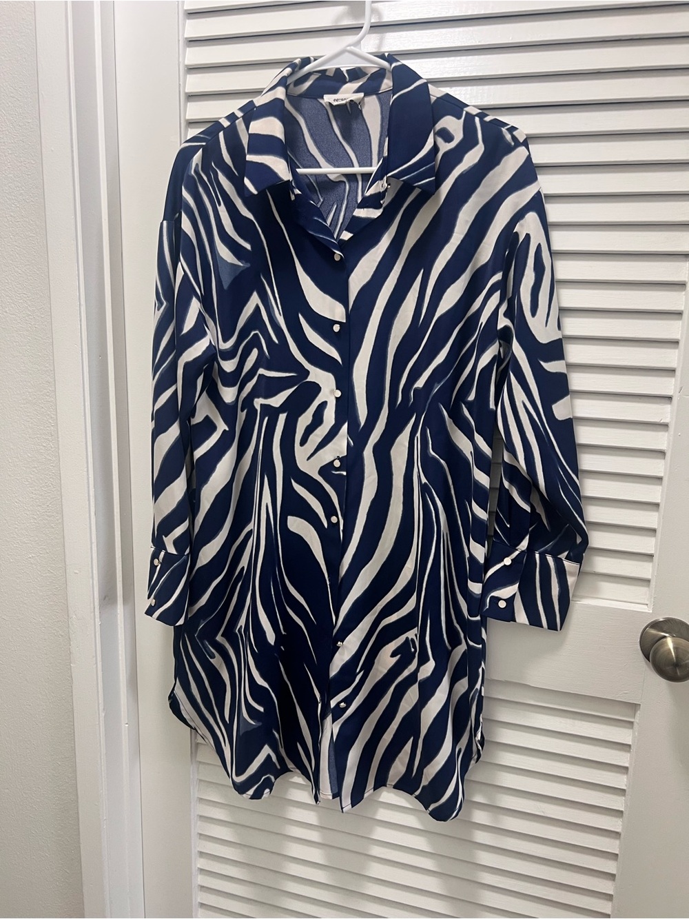eesome Navy and White Zebra-Print Button Down Tunic